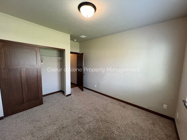 Building Photo - 3 bed, 2 bath home in Post Falls