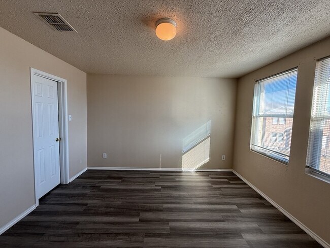 Building Photo - 3625 Clydesdale Dr