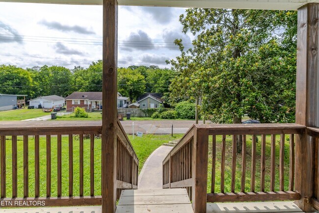 Building Photo - 619 Midlake Dr NE