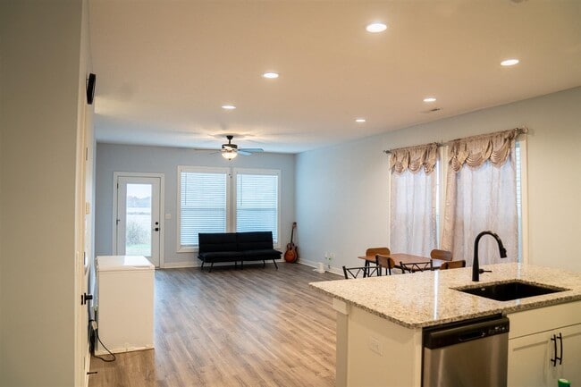 Building Photo - 952 Anise Ln