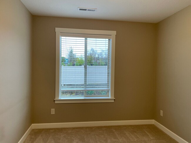 Building Photo - LUXURY 4 BD TOWNHOME! GATED PARKER VILLAGE...
