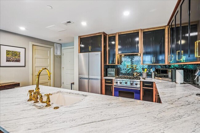 Building Photo - Great Luxury 3 Bedroom 2 Bath on H st NE! Offering half month free rent with a 12 month lease