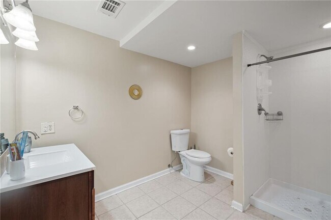Building Photo - 675 Clearwater Pl