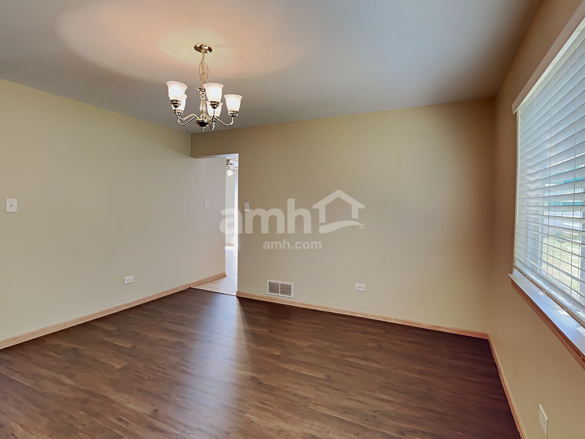 Building Photo - 916 Mazalin Dr