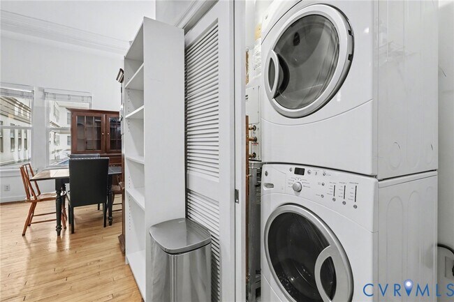 Building Photo - 230 N 6th St S