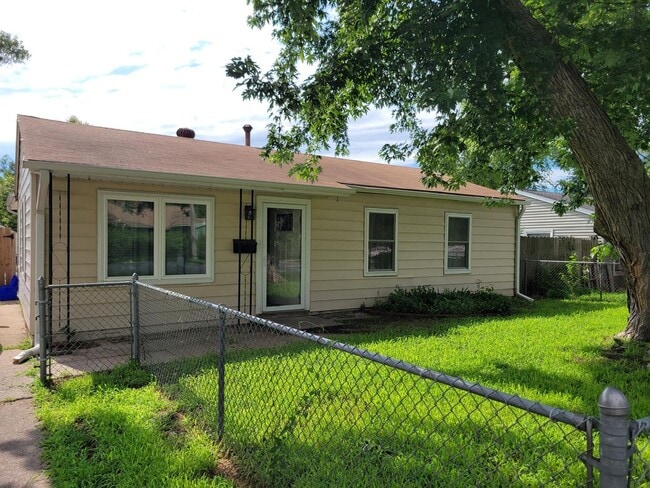 Building Photo - 3-bedroom, 2 bath house available now