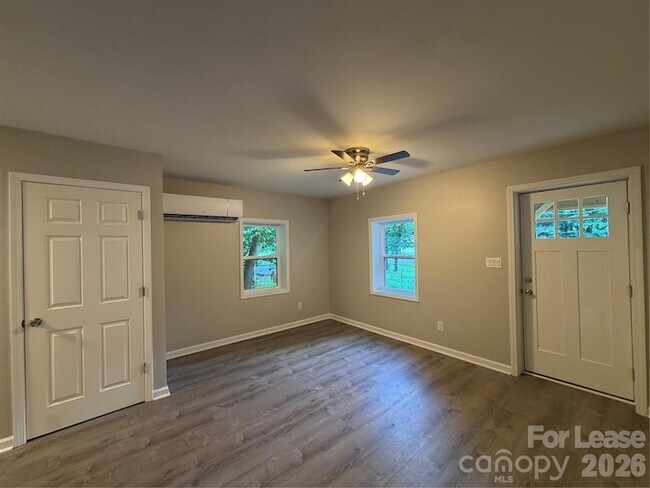 Building Photo - 2621 E Greenbriar Rd