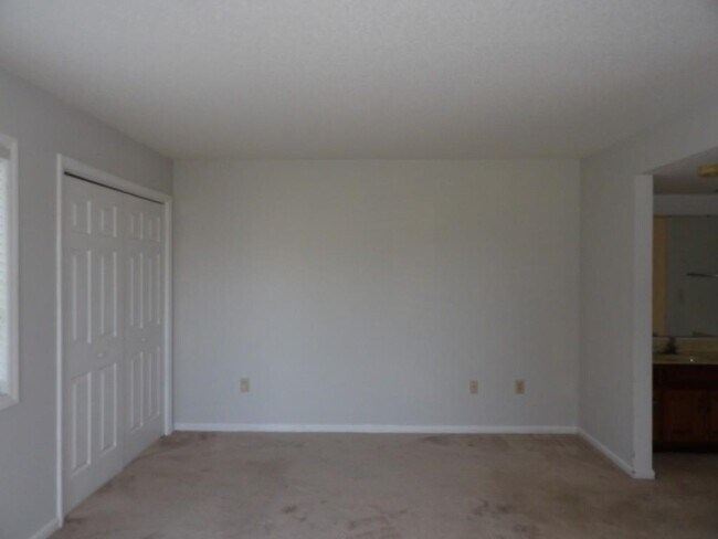 Building Photo - 4230 Pinehurst Cir