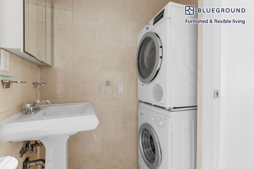 Building Photo - 118 Christopher St