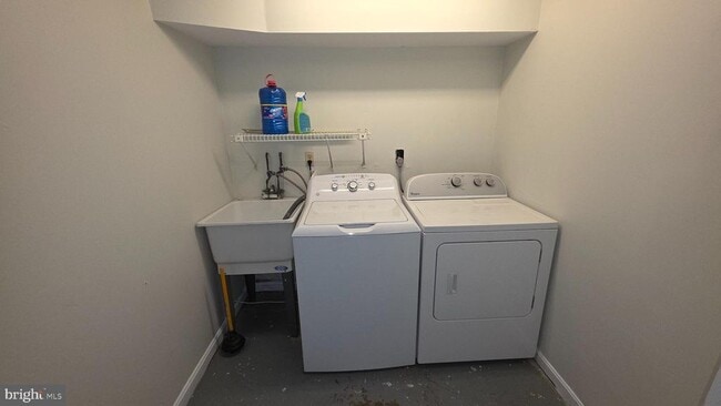 Building Photo - 25 Hamlet Dr