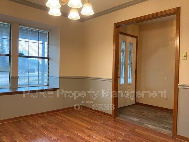 Building Photo - 2004 Walsh Dr