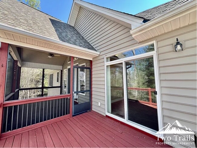 Building Photo - LUXURY MOUNTAIN LIVING IN GATED COMMUNITY