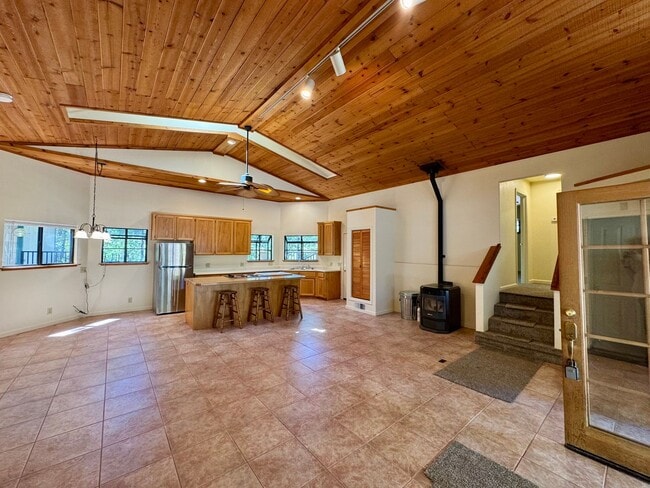 Building Photo - Spacious 3-bedroom, 2-bath multi-family home