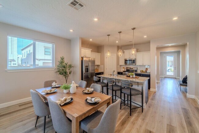 Building Photo - Beautiful 3 bed 2 bath Desert Color Home! ...