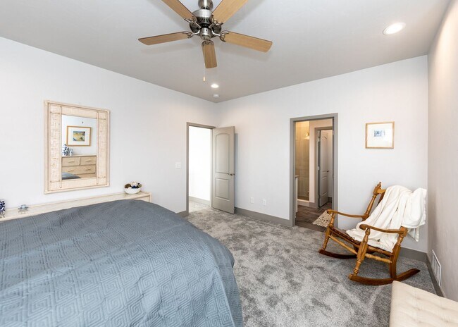 Building Photo - 2 Bedroom Luxury townhome