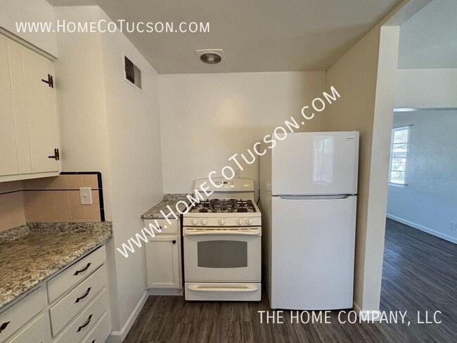 Building Photo - 833 W Jacinto St