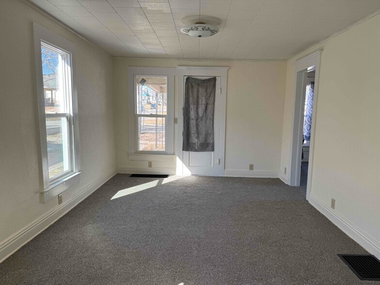 Building Photo - 202 6th Ave E