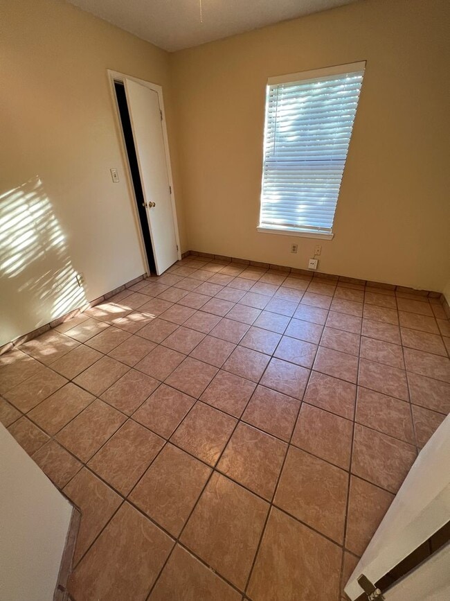 Building Photo - 3 Bed 2 Bath House with 2 Car Garage, Includes Refrigerator