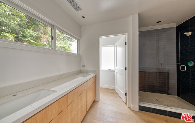 Building Photo - 4285 La Salle Ave