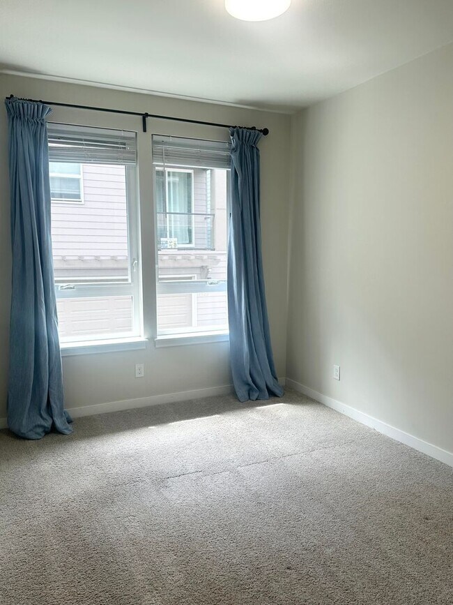 Building Photo - Modern 2-bed, 2-bath Townhome in Shoreline.