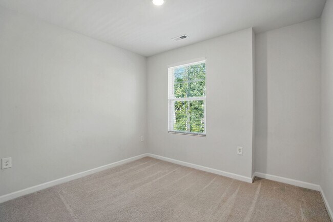 Building Photo - GREAT END UNIT IN CARY! Come see it today!