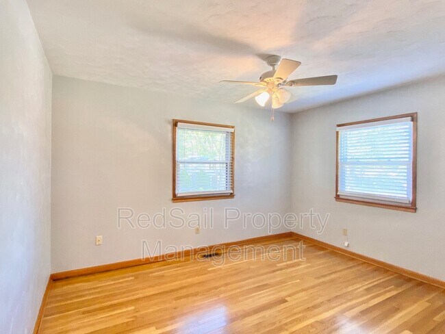 Building Photo - 137 Tanglewood Dr