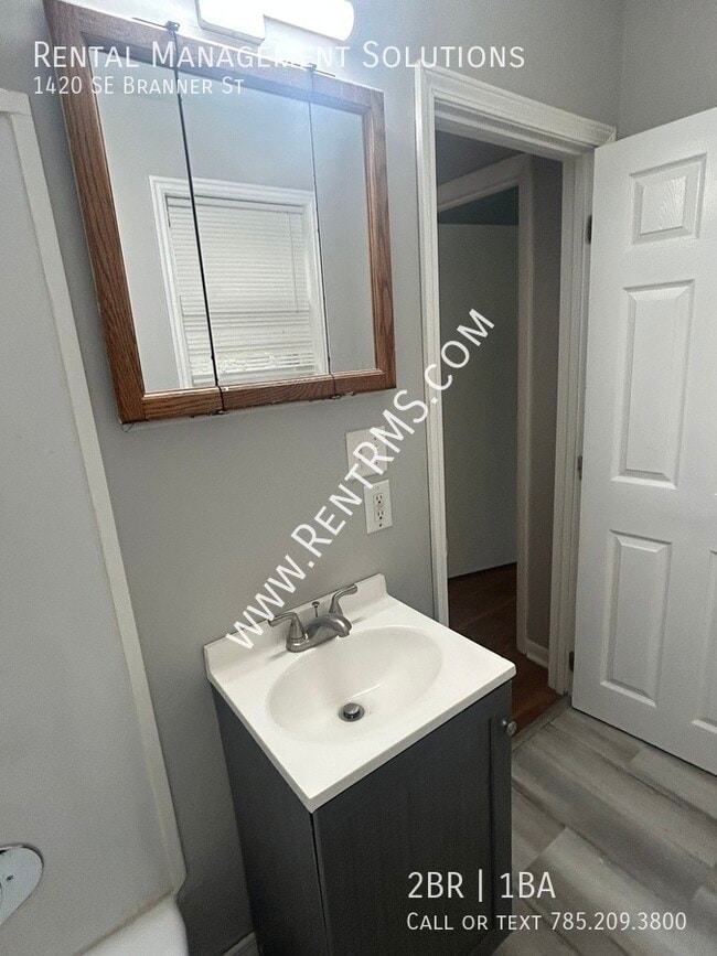 Building Photo - 1420 SE Branner St