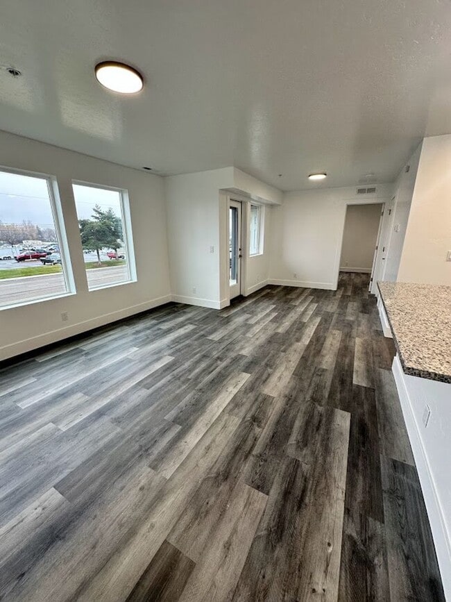 Building Photo - 1553 Clear Creek Dr