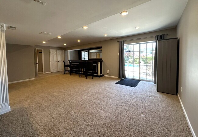 Building Photo - Gorgeous 6-Bedroom 3.5-Bath Colonial in Ma...