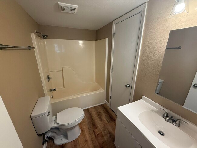 Building Photo - 1707 Hanover Blvd