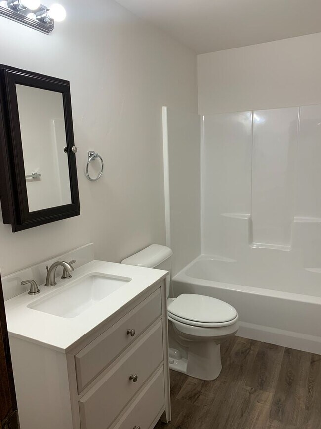 Building Photo - 715 Cottonwood Ct