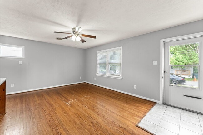 Building Photo - 104 N Oak Ave