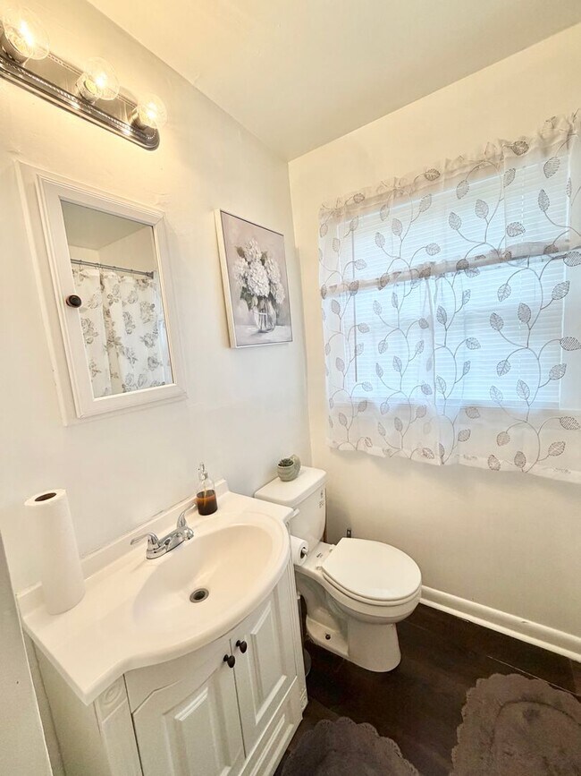 Building Photo - Home near downtown Savannah, Ga!! large fenced in backyard!!