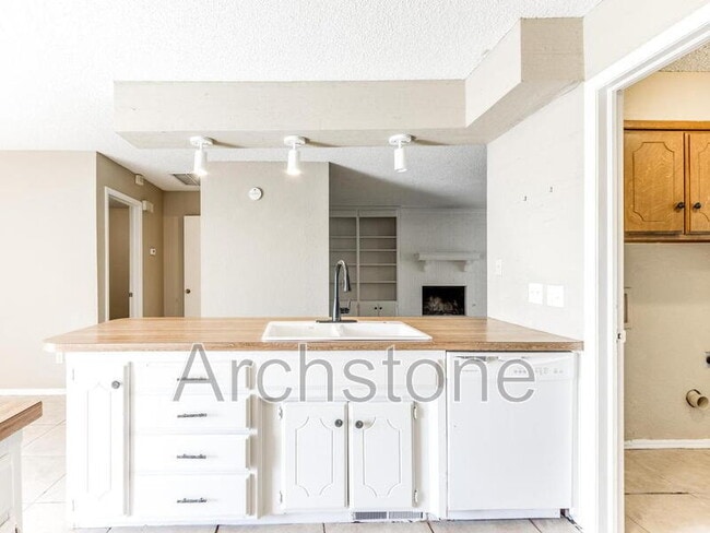 Building Photo - 6605 Lyrewood Ln