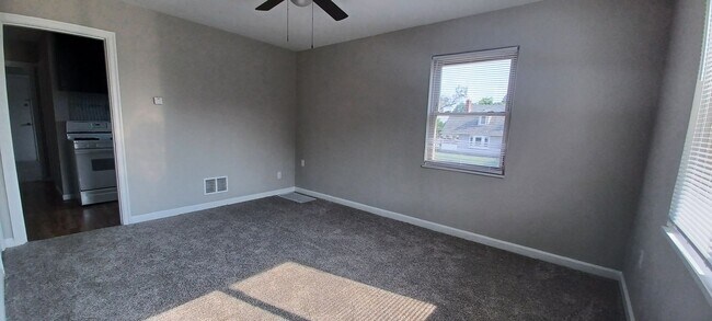 Building Photo - Beautiful 1 bed/1 bath apartment, just off...