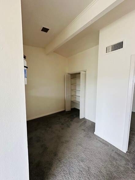 kitchen nook w/ closet - 3834 Glen Arbor Dr
