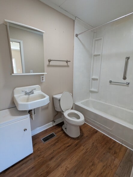 Building Photo - 736 4th St