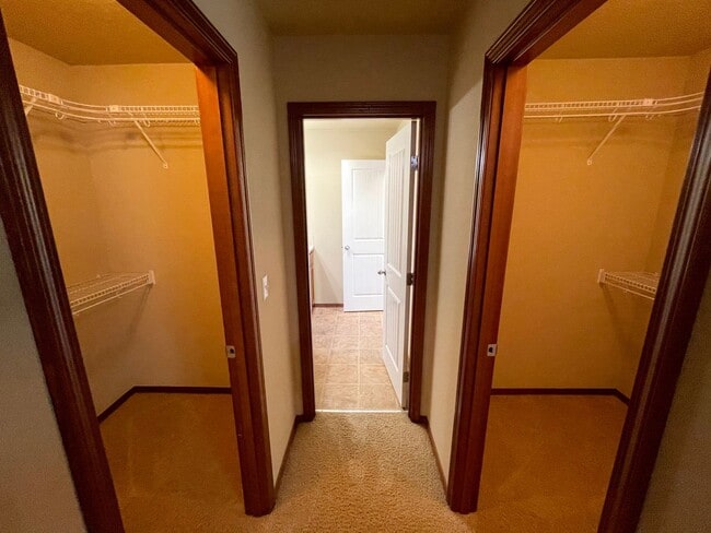 Building Photo - Fantastic Hillsboro Townhome with Attached...