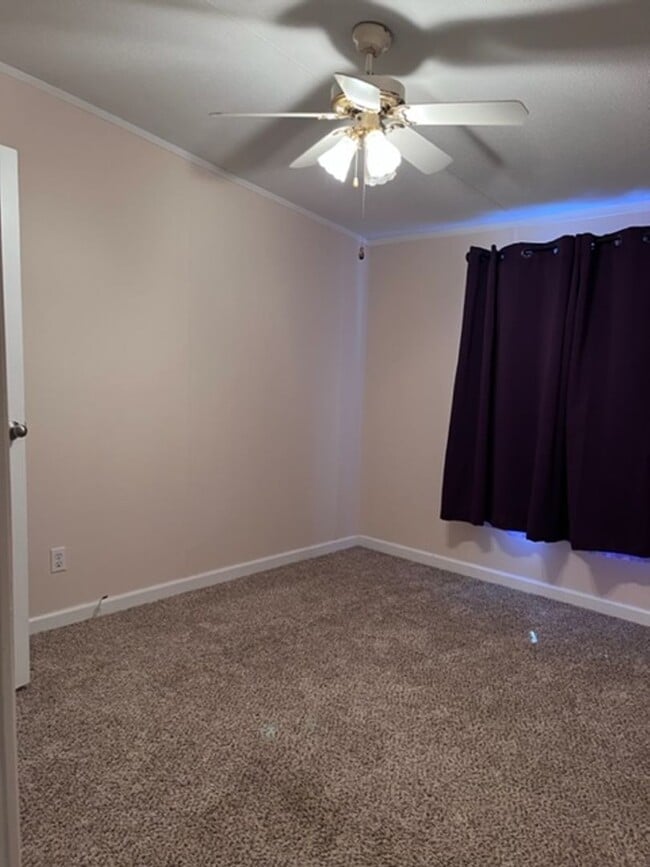 Building Photo - Large 4 Bedroom 2 bath DWMH