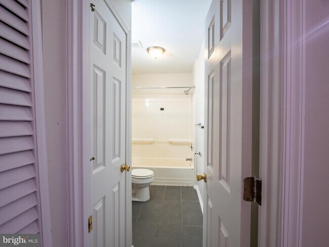 Building Photo - 424 E North Ave