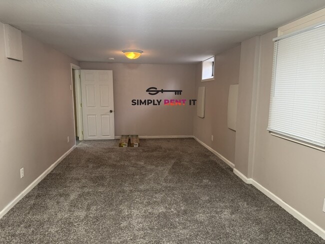 Building Photo - Updated Furnished 3+ Bedroom, 1.5 Bath Avail Aug 1st
