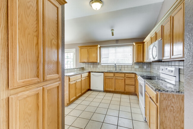 Building Photo - Edmond Schools + 4 bedrooms