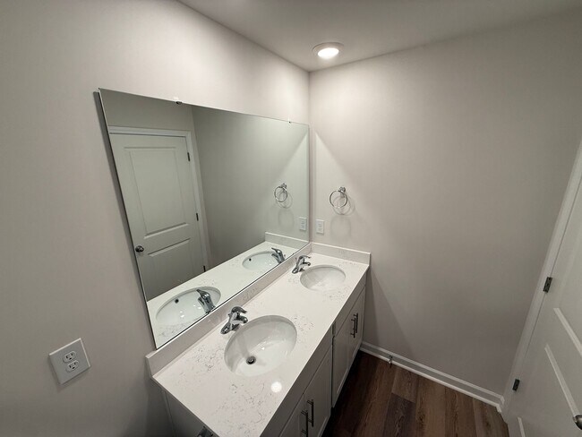 Building Photo - Brand New Townhome in North Charlotte