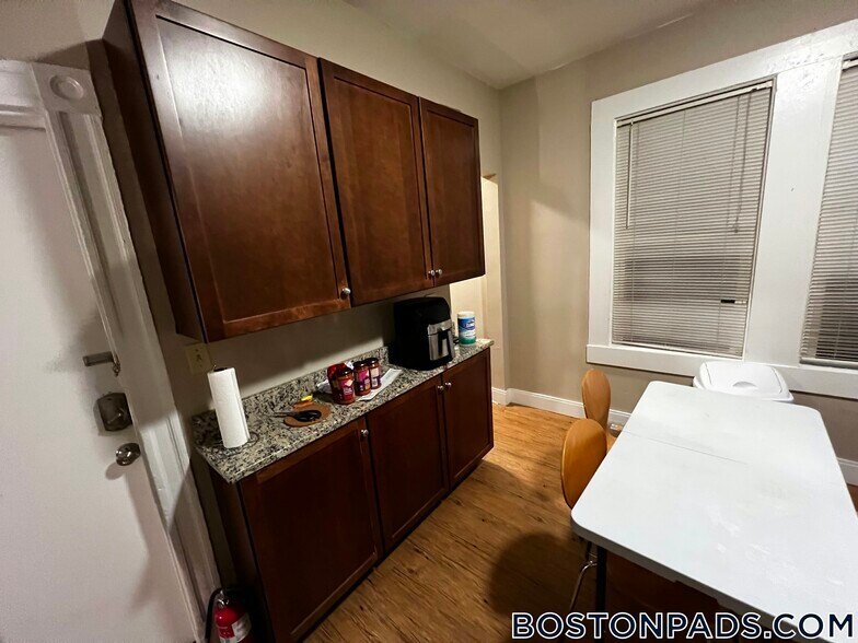 Building Photo - 6-8 Sunset St.