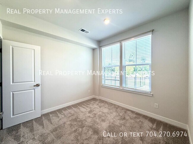 Building Photo - 2841 Statesville Ave