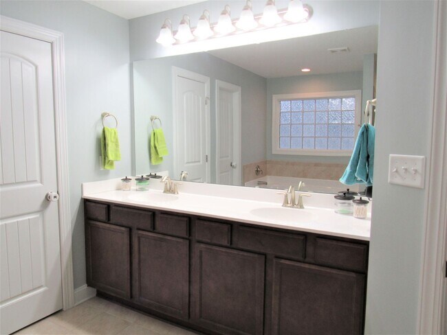 Building Photo - 4 Bedroom 2.5 Bath Onslow Bay