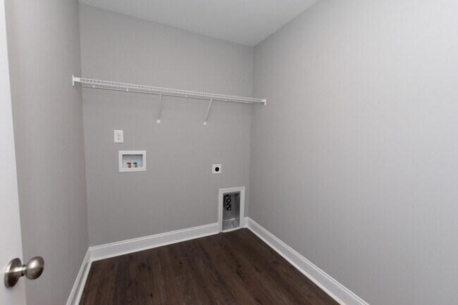 Building Photo - MOVE-IN READY