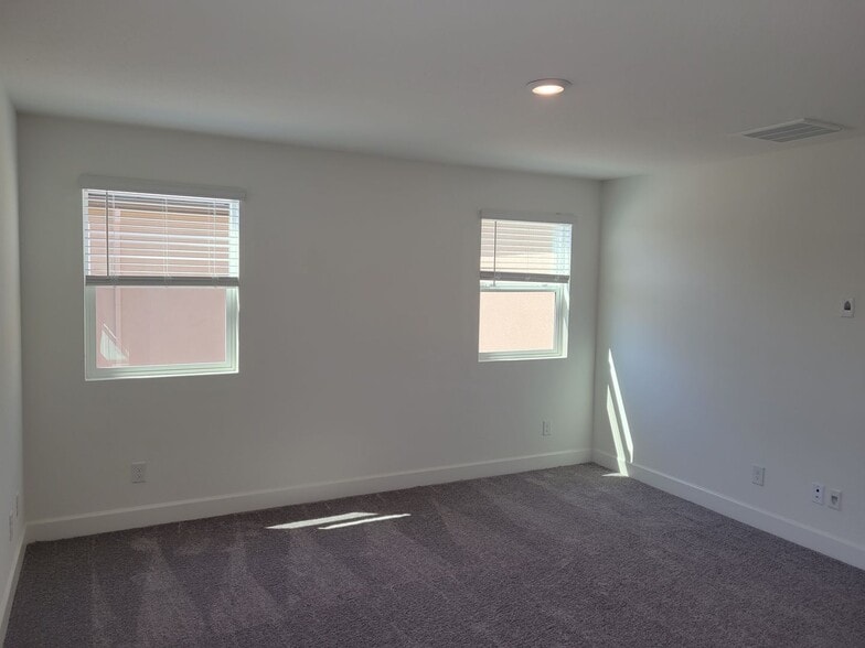 Building Photo - House:  3 Bedroom / 2.5 Bathroom - Rocklin