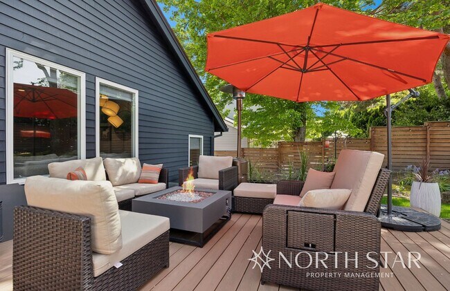 Building Photo - Beautifully Updated Contemporary Home in t...