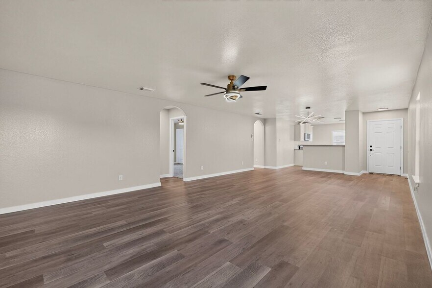 Building Photo - 15018 Silver Tree Cove